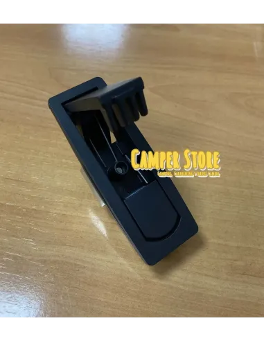 Cierre con pulsador y tirador. Acero negro