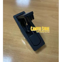 Cierre con pulsador y tirador. Acero negro