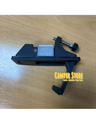 Cierre con pulsador y tirador. Acero negro