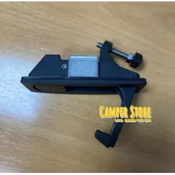 Cierre con pulsador y tirador. Acero negro