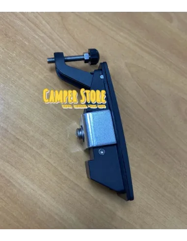 Cierre con pulsador y tirador. Acero negro