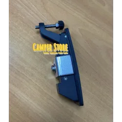 Cierre con pulsador y tirador. Acero negro